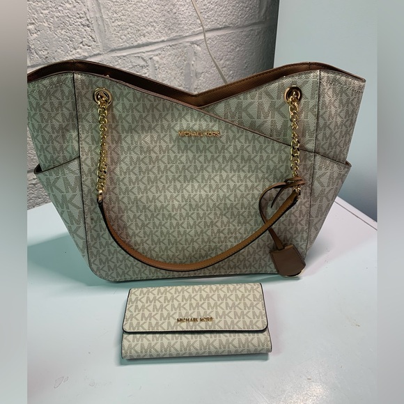 Michael Kors leather shoulder bag and matching wallet - Picture 4 of 5